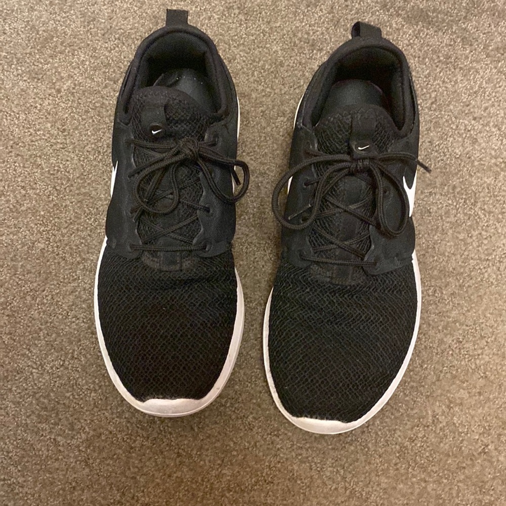 Women’s nike size 10 shoes, great condition hardly worn 😊